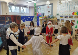 Tańczymy wokół Mikołaja