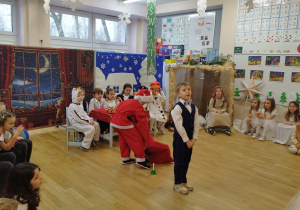 Narrator opowiada co dzieje się w tle