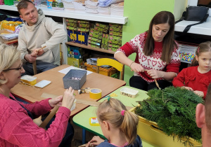 Dzieci robią stroiki z rodzicami