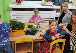 Dzieci robią stroiki z rodzicami