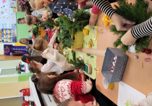 Dzieci robią stroiki z rodzicami