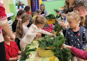 Dzieci robią stroiki z rodzicami