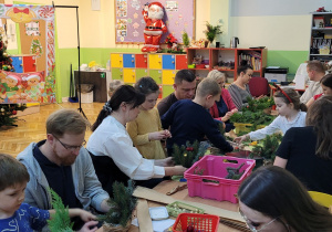 Dzieci robią stroiki z rodzicami