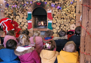 Dzieci słuchają opowiadania o tradycjach świątecznych.