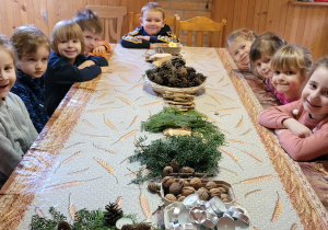 Dzieci wykonują stroiki świąteczne.