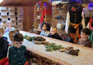 Dzieci wykonują stroiki świąteczne.