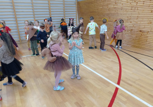 jesienne zabawy przy muzyce