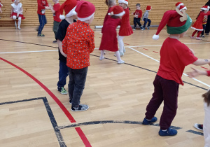 Zabawy mikołajkowe przy muzyce