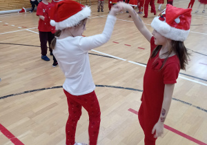 Zabawy mikołajkowe przy muzyce