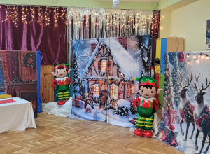 Dekoracja do przedstawienia "Szukamy choinki dla śnieżynek"