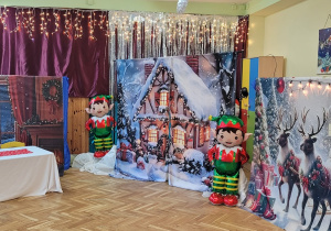 Dekoracja do przedstawienia "Szukamy choinki dla śnieżynek"