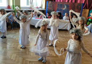 Taniec śnieżynek z szarfami