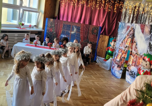 Taniec śnieżynek, dziewczynki ustawione jedna za drugą