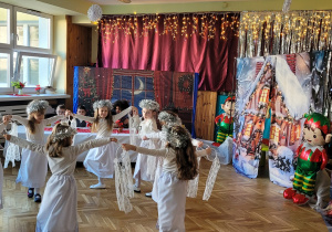 Taniec śnieżynek w kole