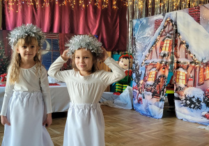 Dwie dziewczynki w strojach śnieżynek recytują role