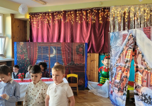 Trzech chłopców opowiada o podróży dzieci do Świętego Mikołaja