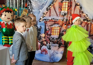 Dziecko w przebraniu Mikołaja przyniosło choinkę dla śnieżynek