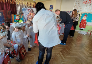 Rodzice z Rady Rodziców wręczają dzieciom prezenty