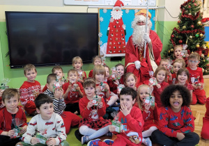 Dzieci cieszą się z otrzymanych prezentów