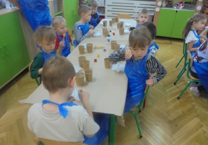 Żuki podczas wykonywania świątecznych świeczników