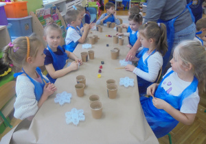 Żuki podczas wykonywania świątecznych świeczników