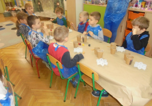 Żuki podczas wykonywania świątecznych świeczników