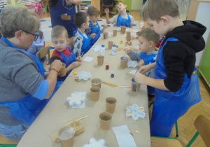 Żuki podczas wykonywania świątecznych świeczników