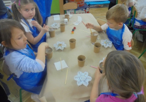 Żuki podczas wykonywania świątecznych świeczników