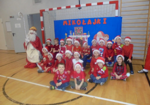 Grupa Żuki razem z Św Mikołajem