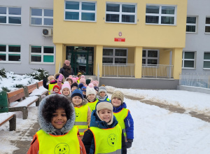 Dzieci z grupy Zajączków idą na zimowy spacer.