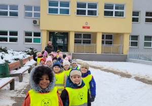 Dzieci z grupy Zajączków idą na zimowy spacer