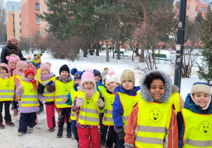 Dzieci z grupy Zajączków idą na zimowy spacer