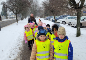 Dzieci z grupy Zajączków idą na zimowy spacer