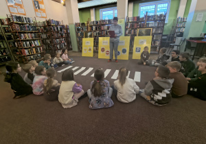 Dzieci w bibliotece podczas zajęć z tematyki ruchu drogowego