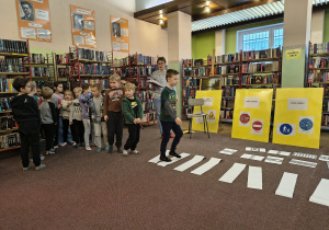 Dzieci utrwalające zasady bezpiecznego przechodzenia przez przejście dla pieszych