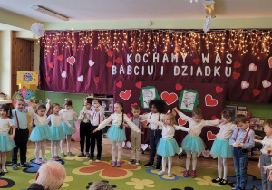 Dzieci śpiewają piosenki