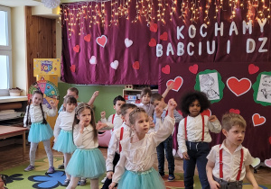 Dzieci tańczą w parach