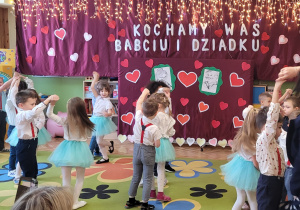 Dzieci tańczą obroty w parach