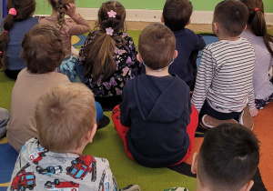 Dzieci oglądają historię o powstaniu pizzy