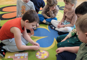 Chłopiec układa składniki według kodu