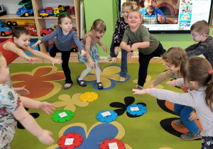 Dzieci wykonują ćwiczenia gimnastyczne