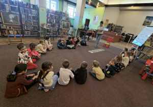 warsztaty pt. "Tworzymy własną książkę" w Bibliotece Miejskiej