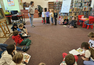 Dzieci prezentujące własnoręcznie wykonaną książkę