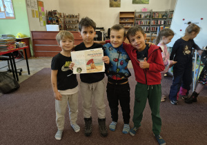 Grupa dzieci prezentująca własnoręcznie wykonana książkę
