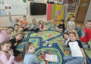 Grupa dzieci grająca w "Dooble" o milości