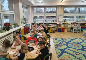 Grupa dzieci wykonująca matematyczne serduszka