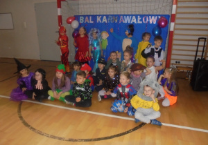 Bal karnawałowy, dzieci w strojach