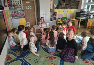 Dzieci obserwujące eksperymenty