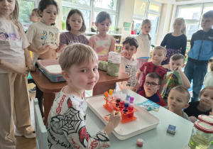 Dzieci zabarwiające wodę spożywczymi barwnikami