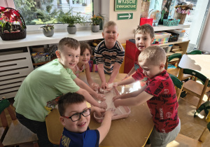 Zabawy cieczą nienewtonowską, która zmienia się w zależności od siły nacisku, w spoczynku jest płynna a pod wpływem ściśnięcia zamienia się w ciało stałe